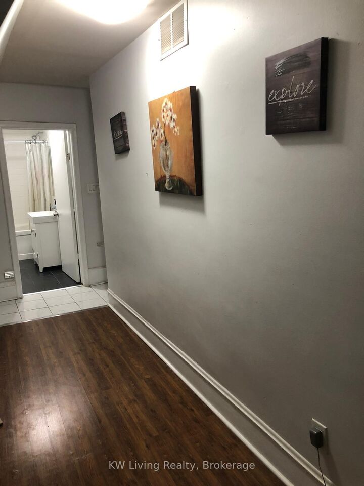 Photo de la propriété: 377 Dundas Street W 3rd Floor ON M5T 1G6