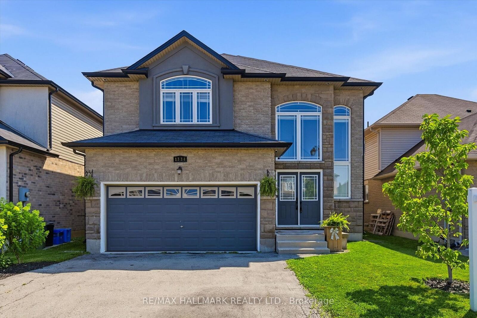 Property Photo:  1334 Upper Paradise Road  ON L9B 0C3 