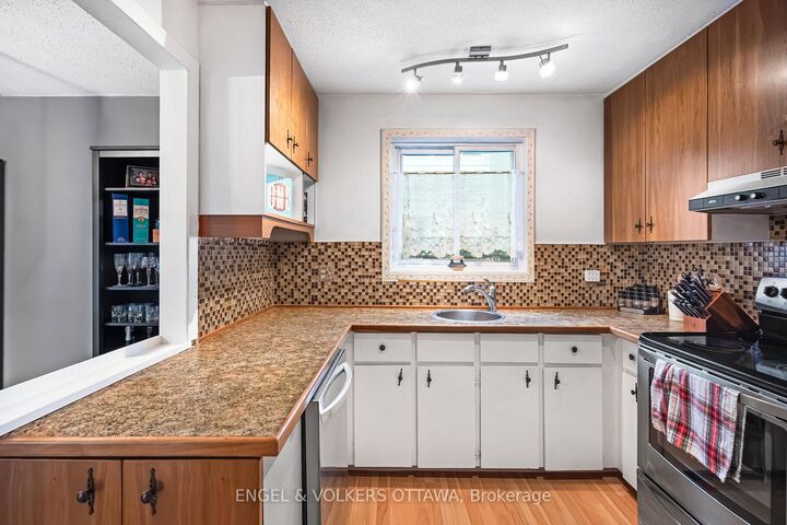 Property Photo: 10 Estelle Crescent ON K2H 5X1