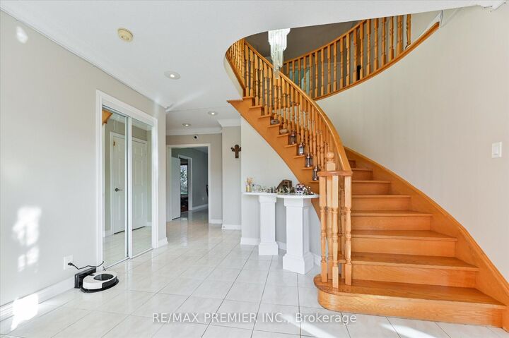 Property Photo: 581 Wycliffe Avenue ON L4L 8S8