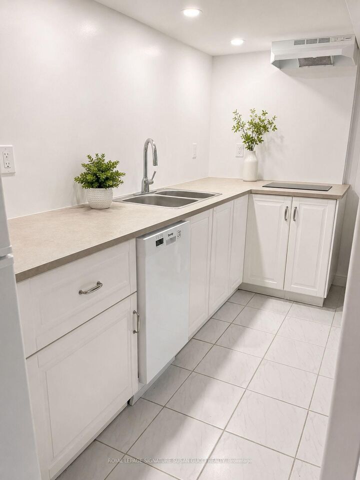 Photo de la propriété:  31 Lesmount Avenue Lower  ON M4J 3V5 