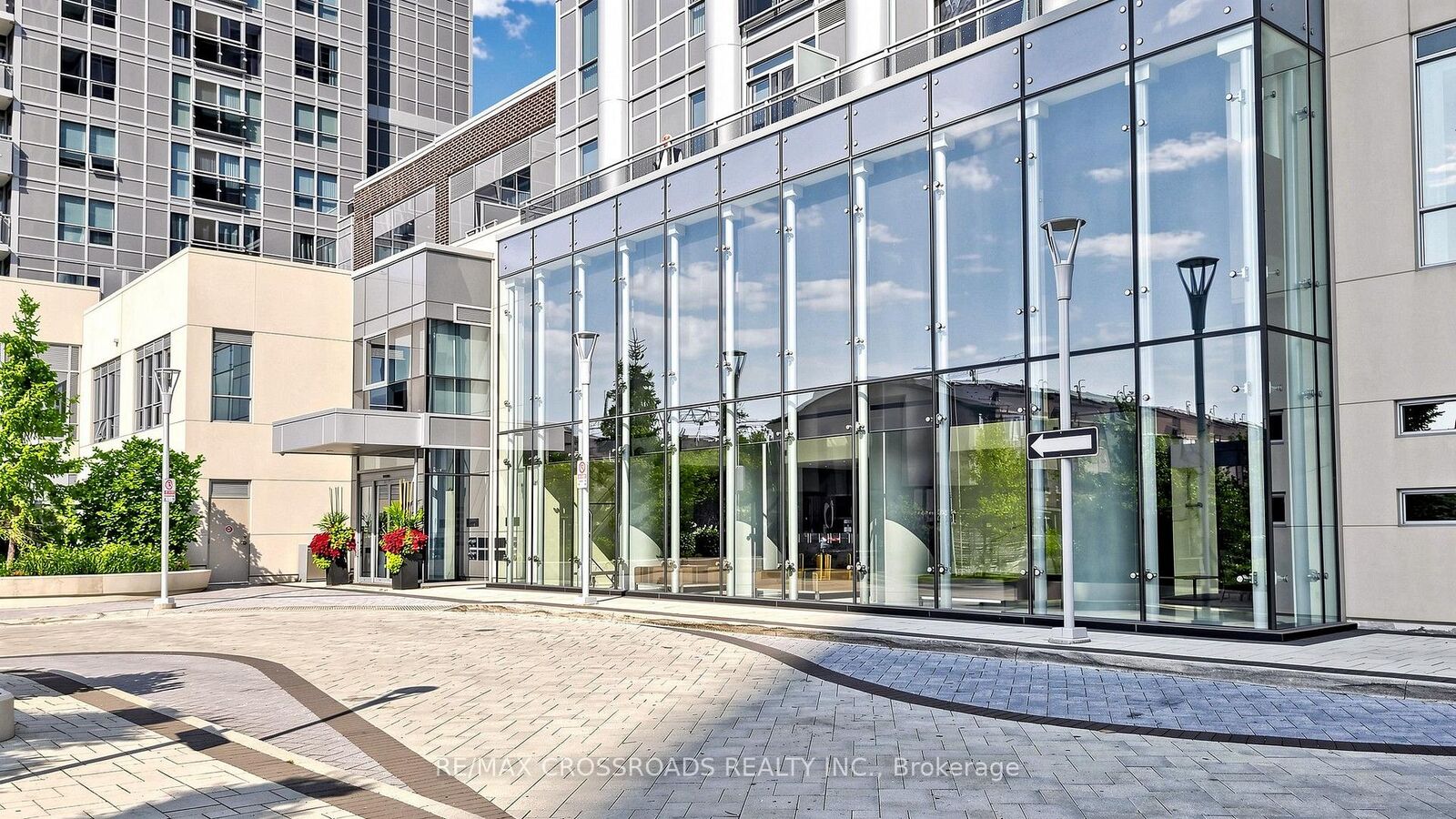 Property Photo: 275 Village Green Square 525 ON M1S 0L8