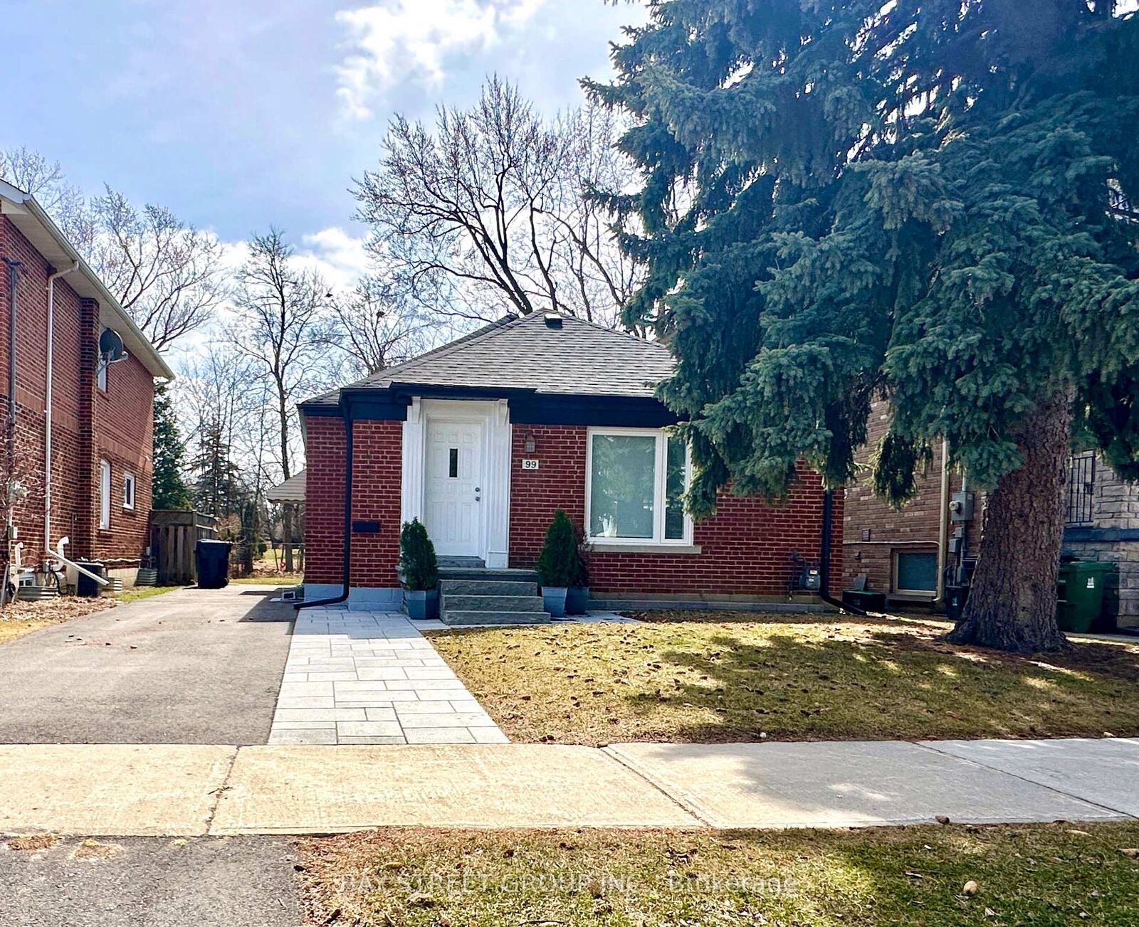 Property Photo: 99 Park Home Avenue ON M2N 1W7