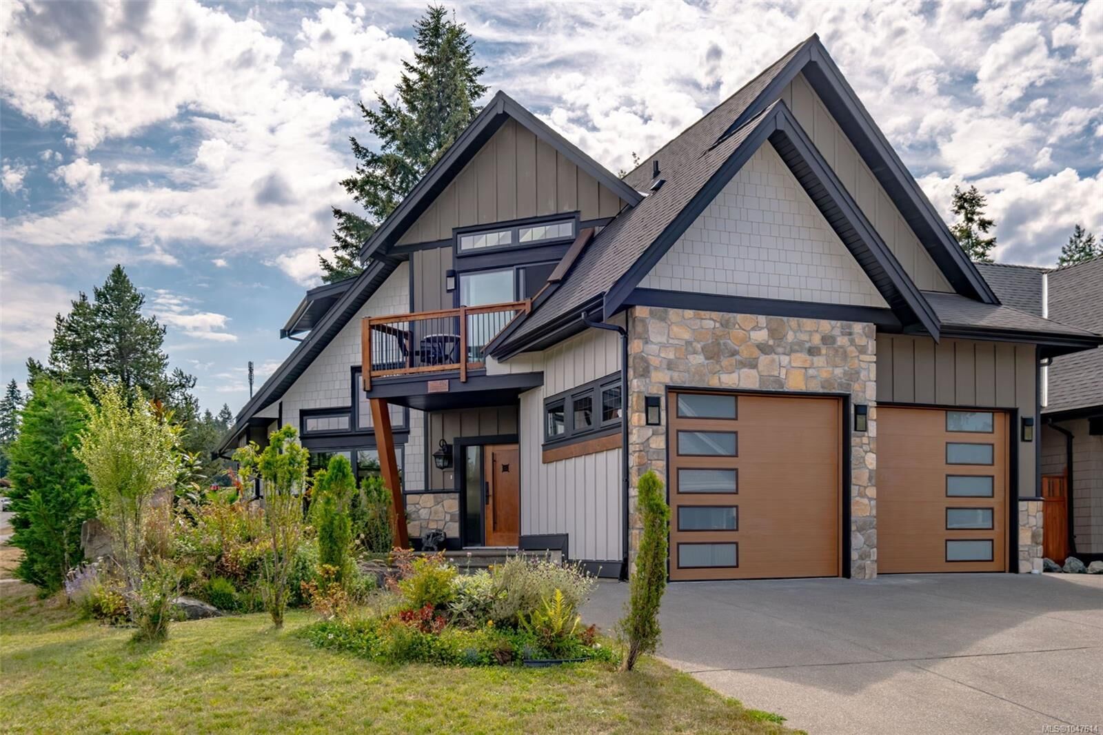 Property Photo: 492 Cottage Dr BC V9K 2T3