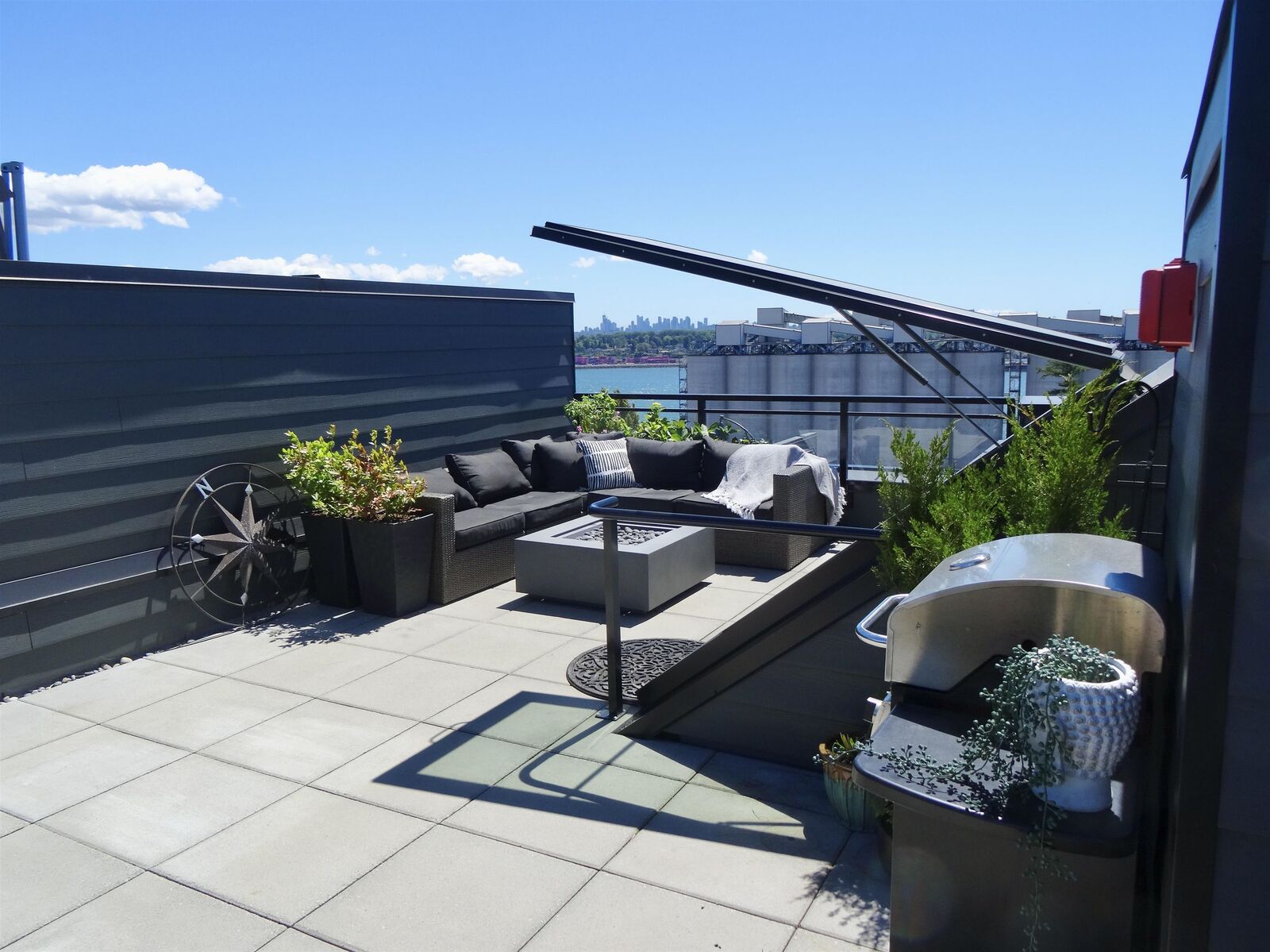 Property Photo: 545 E 2nd Street 444 BC V7L 1E1