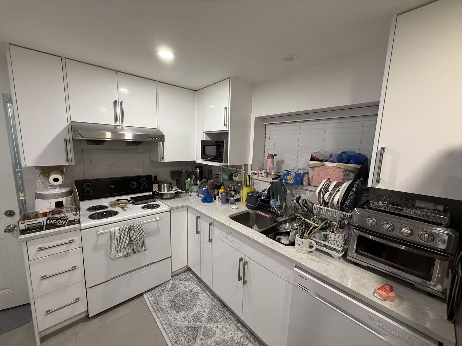 Property Photo:  682 Sperling Avenue  BC V5B 4H5 