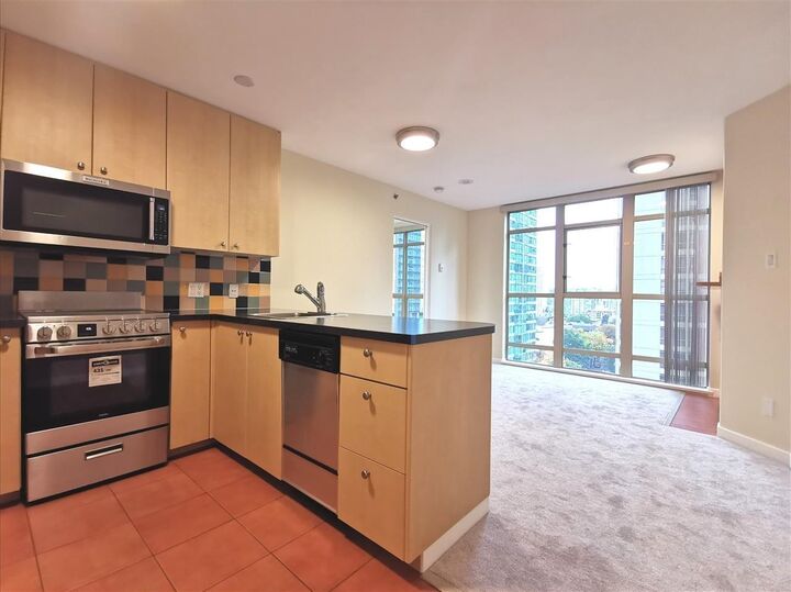 Property Photo: 819 Hamilton Street 905 BC V6B 6M2