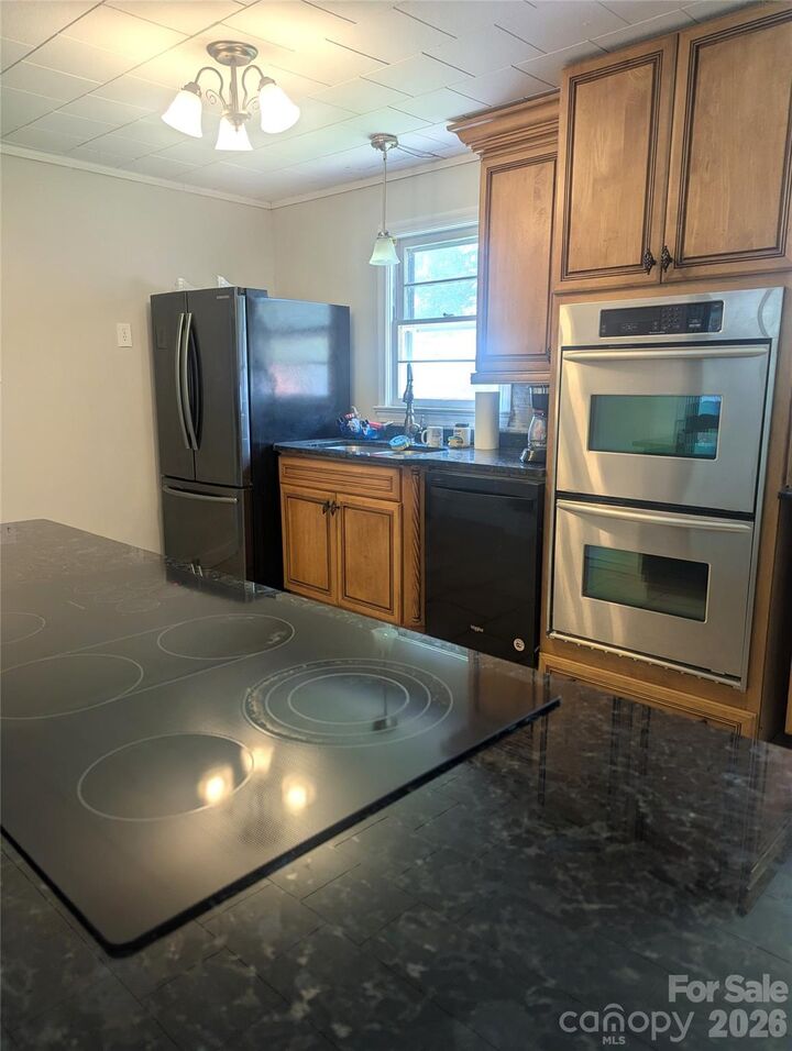 Property Photo:  605 Lincoln Lane  NC 28645 
