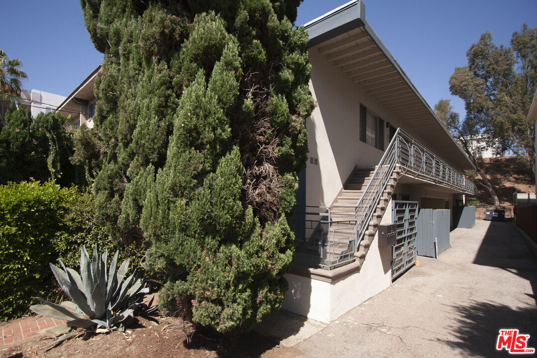 Property Photo:  11521 Rochester Ave, Unit 1  CA 90025 