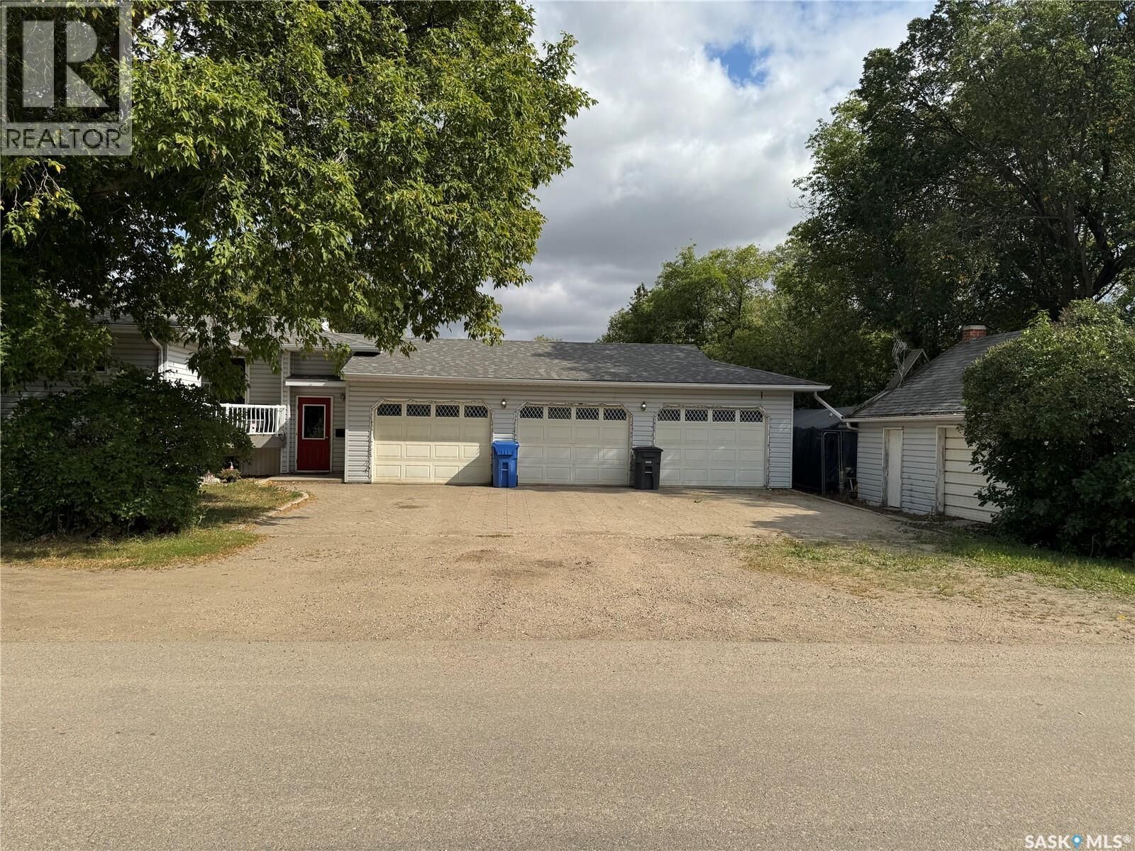 Property Photo:  401 Poplar Street  SK S0G 5H0 