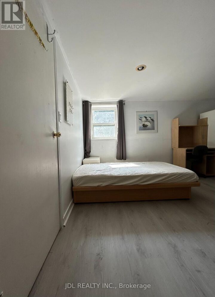 Property Photo: 186 Wilfred Ave Avenue ON M2N 5C9