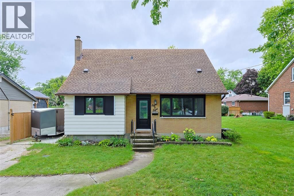 Property Photo:  808 Rosedale Avenue  ON N7V 2A3 