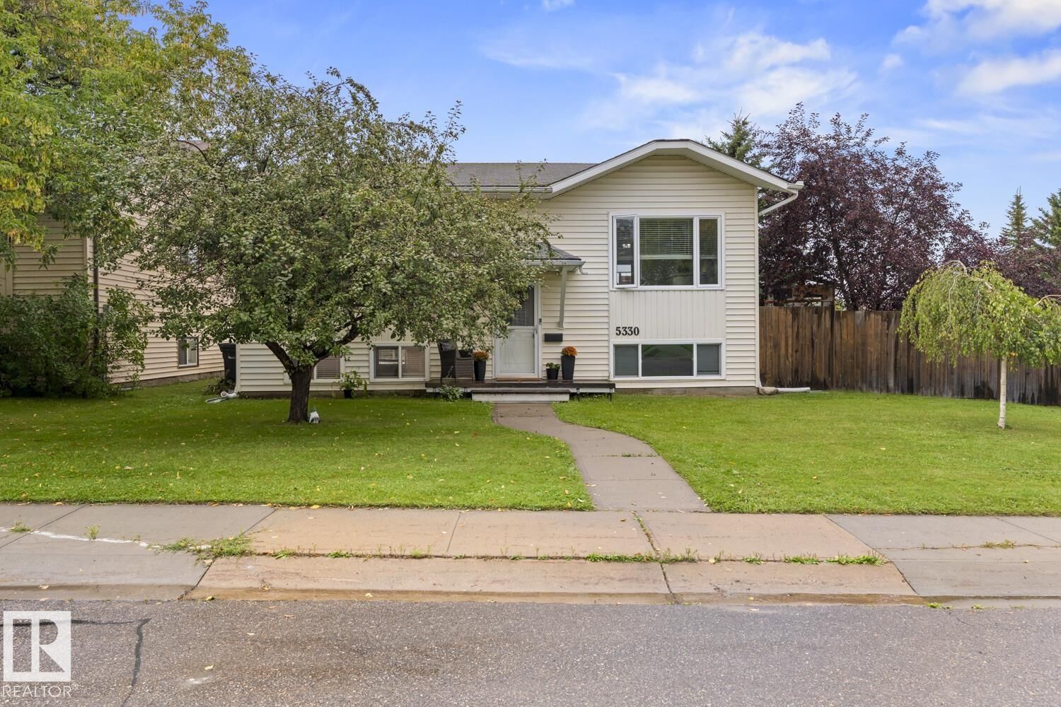 Property Photo:  5330 43 Street  AB T9M 2A3 