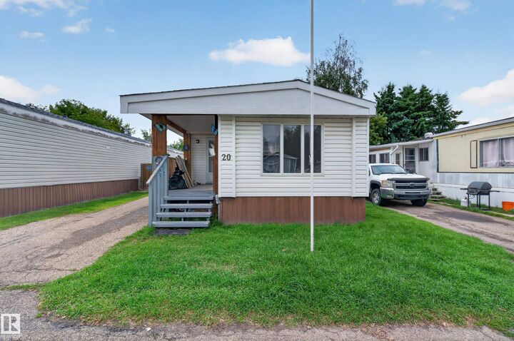 Property Photo:  20 West View Bv NW  AB T5S 1T5 