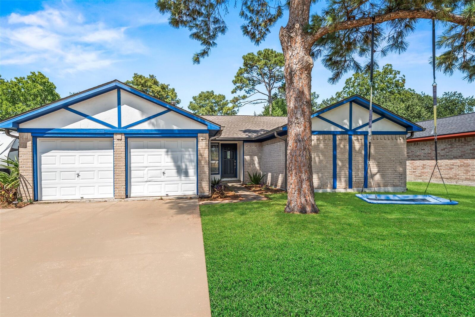 Property Photo:  318 Bayridge Drive  TX 77573 