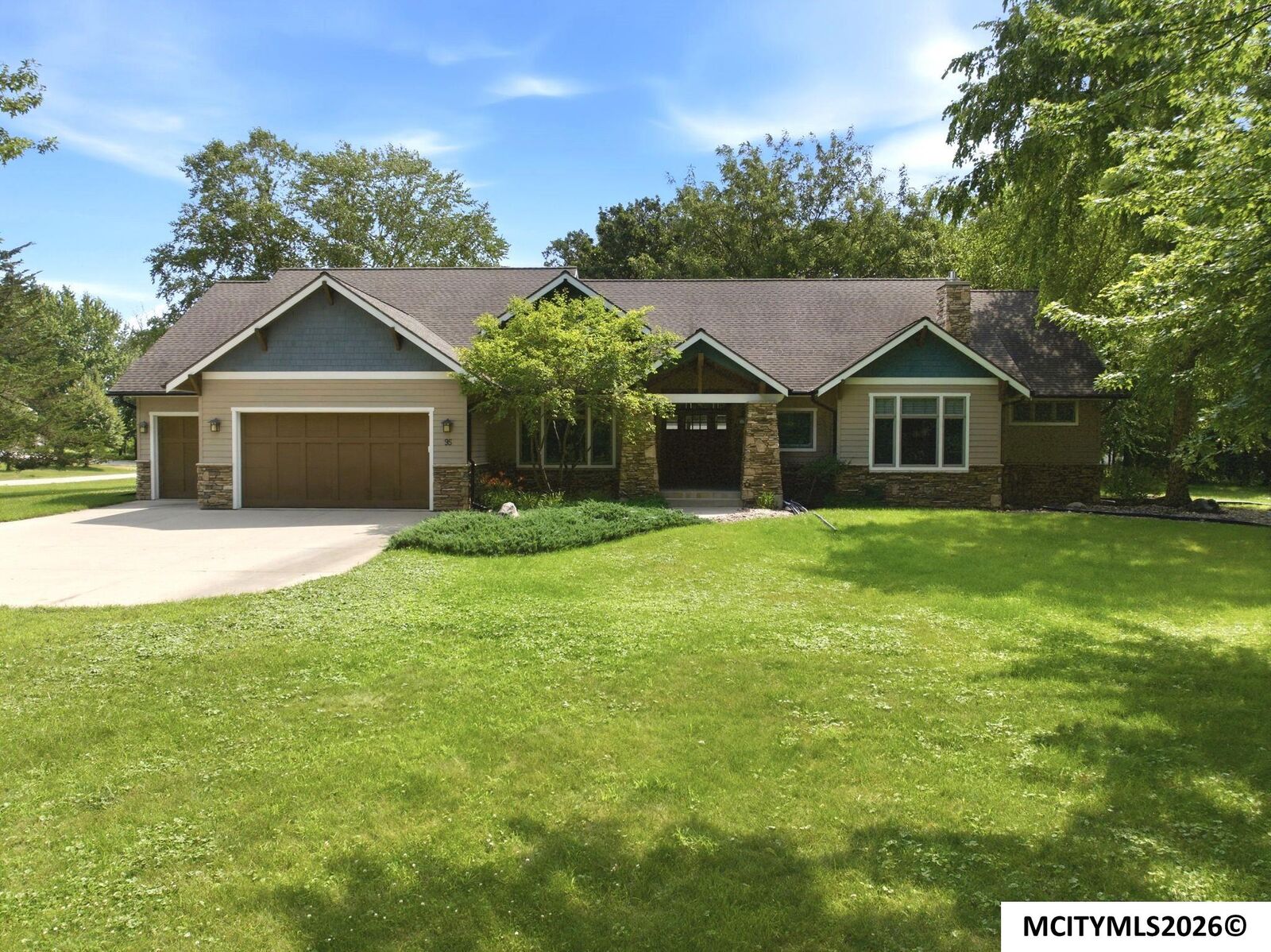 Property Photo: 95 Oak Run Dr IA 50401