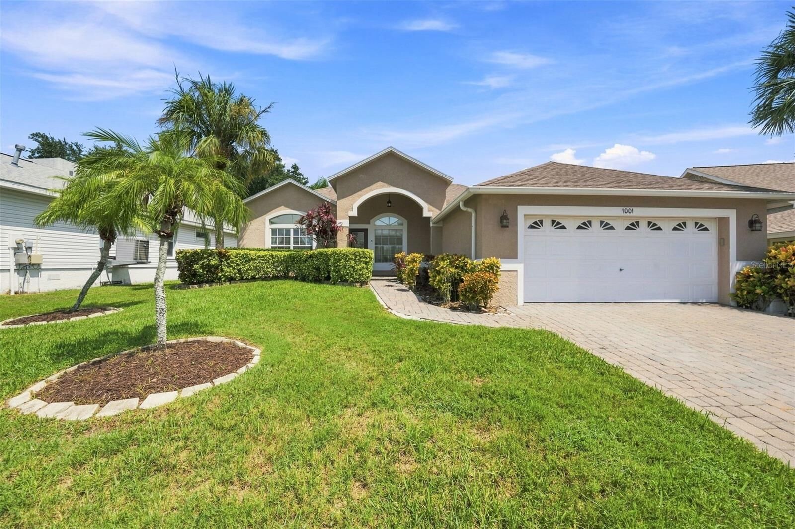 Property Photo: 1001 Pond View Court FL 34689