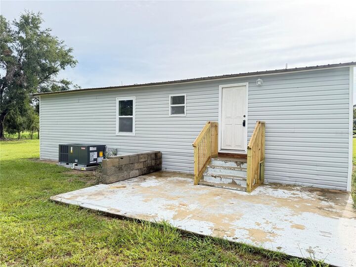 Property Photo: 13991 NE 10th Street FL 32696