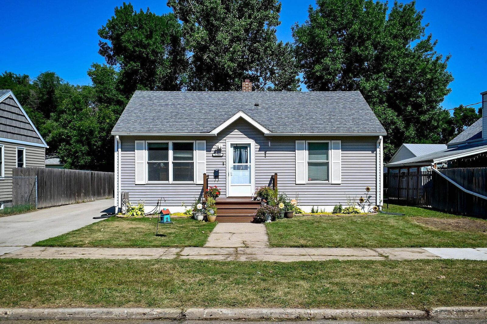 Property Photo: 1204 5th Ave NW ND 58703