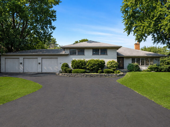Property Photo: 2250 White Oak Drive IL 60062