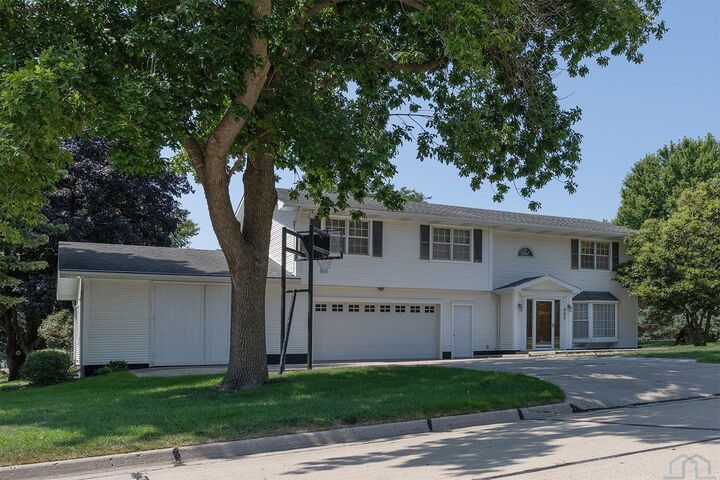 Property Photo: 227 6th Avenue SE IA 51250