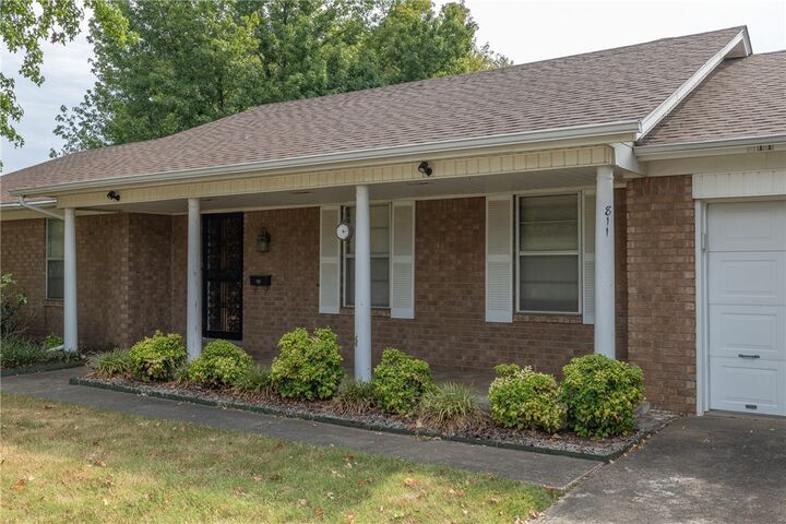 Property Photo:  811 Crestwood Street  AR 72762 