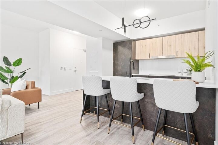Property Photo:  2 Dundas Street W 305  ON K8P 1A1 