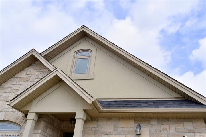 Property Photo:  27 Banks Street  ON N3T 0H7 