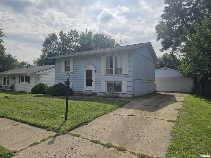 Property Photo: 6011 N Idlewhile Drive IL 61615