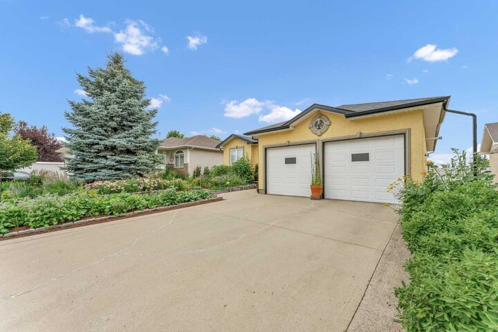 Property Photo: 143 Spruce Close SE AB T1B 4L7