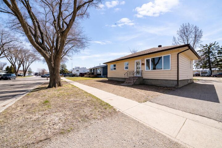 Property Photo:  321 3 Avenue E  AB T0K 0G0 