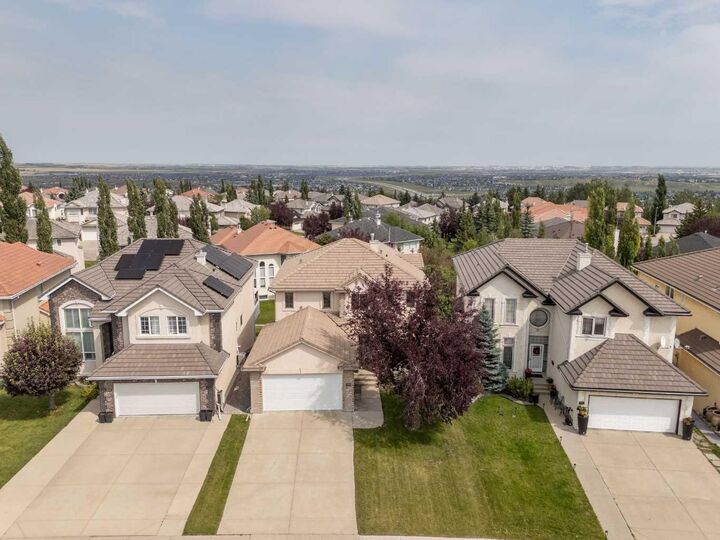 Property Photo:  10385 Hamptons Boulevard NW  AB T3A 5S2 