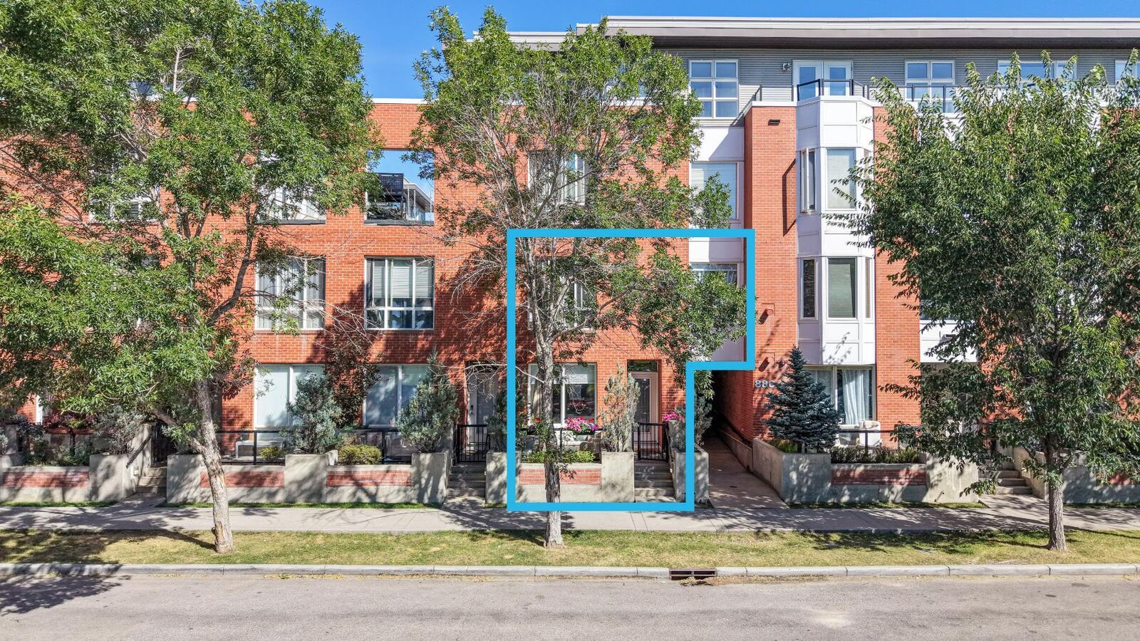 Property Photo: 830 Centre Avenue NE 113 AB T2E 9C3