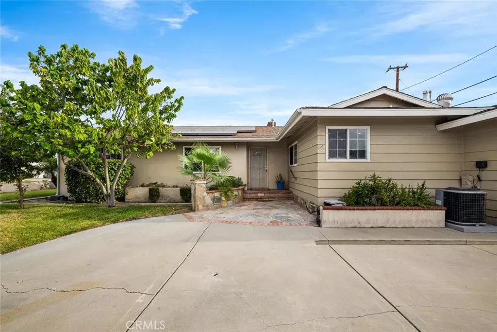 Property Photo:  1943 W Victoria  CA 92804 