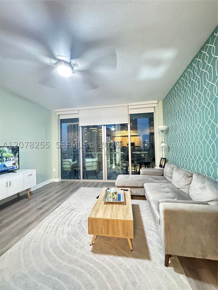 Property Photo:  1111 SW 1st Ave 2721-N  FL 33130 