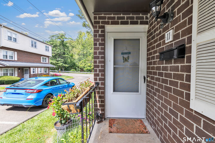 Property Photo:  11 Savin Park 11  CT 06516 