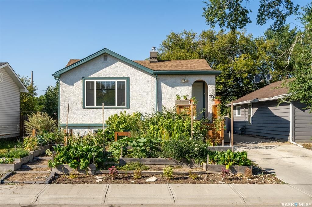 Property Photo:  4510 2nd Avenue N  SK S4R 0Y4 