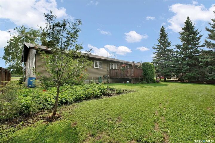 Property Photo:  2009 Railway Avenue  SK S0K 2H0 