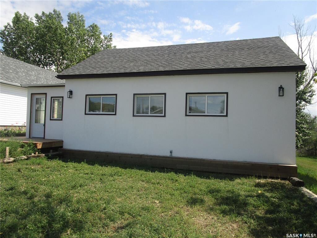 Property Photo:  2011 1st Street S  SK S0H 3R0 