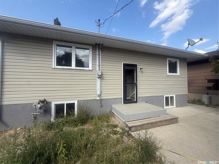 Property Photo:  411 5th Avenue W  SK S0H 0B0 