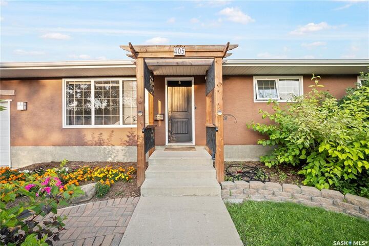 Property Photo:  405 4th Avenue NE  SK S6H 8B8 