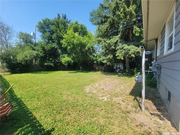 Property Photo:  611 2nd Street W  SK S0K 4W0 