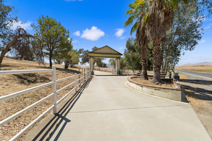Property Photo:  29827 Avenue 176  CA 93257 