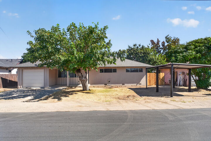 Property Photo:  648 La Vida Avenue  CA 93257 