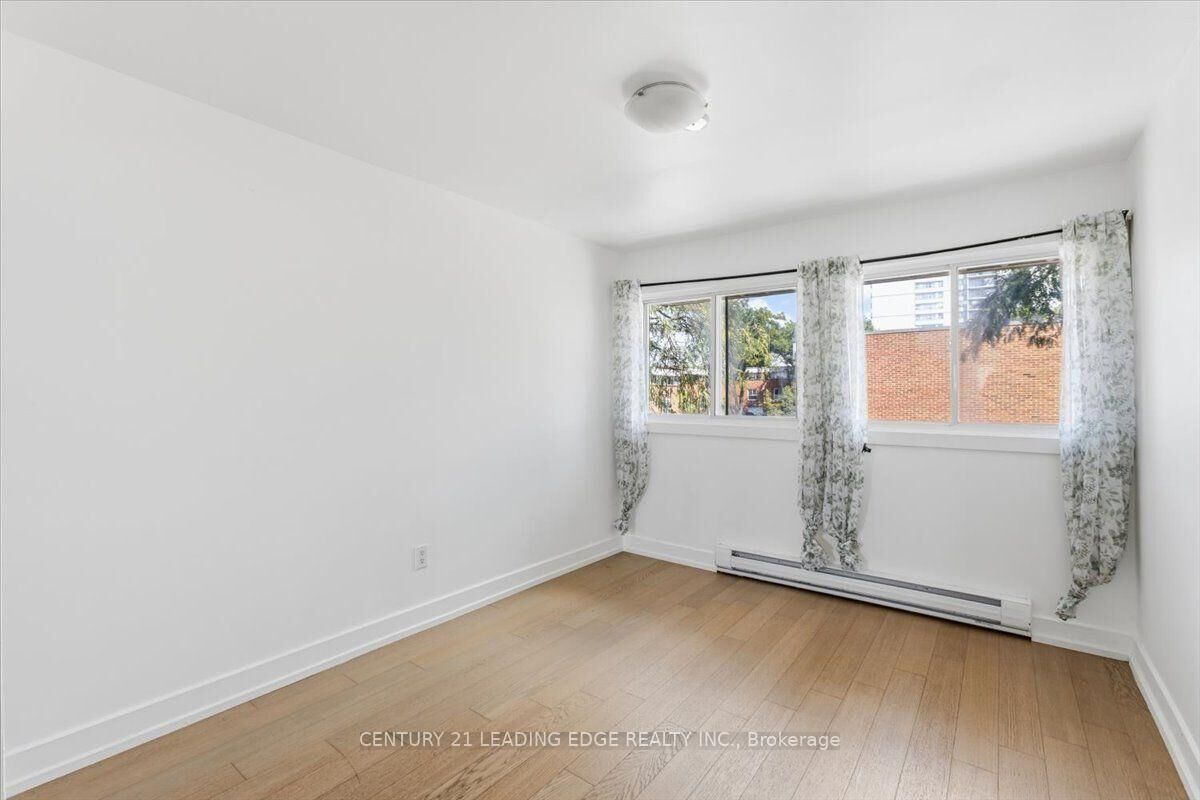 Property Photo:  28 Sebastian Cabot Way 43  ON M3N 2T3 