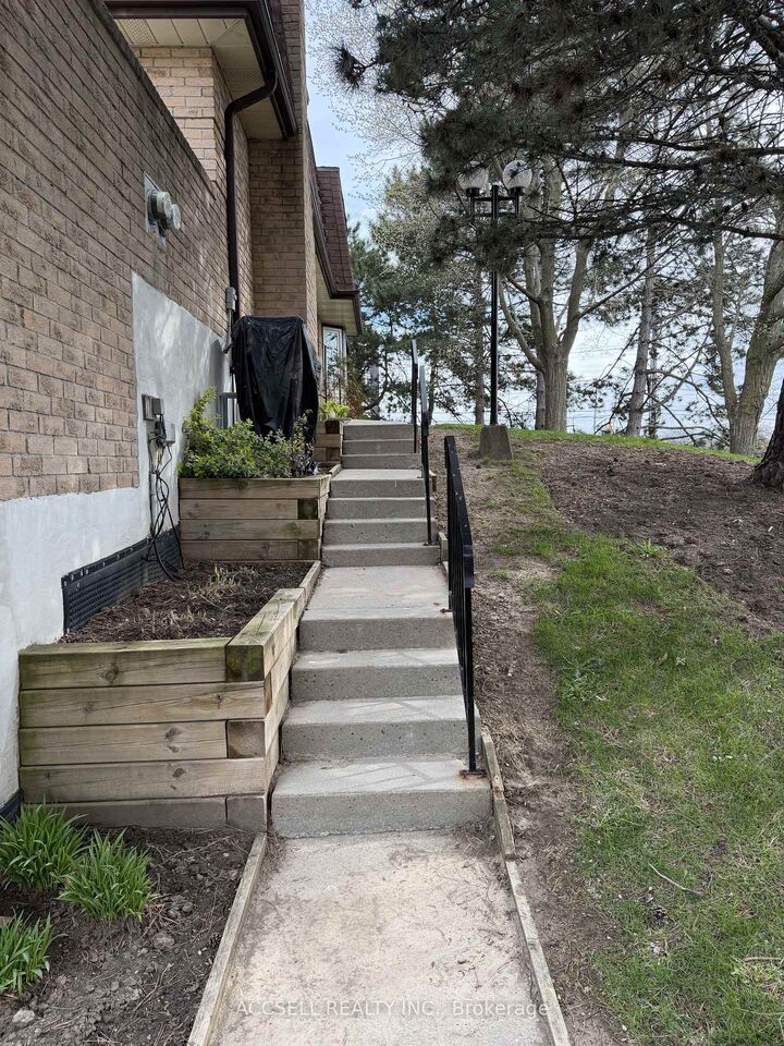 Property Photo: 1510 Upper Middle Road 4 ON L7P 4M5