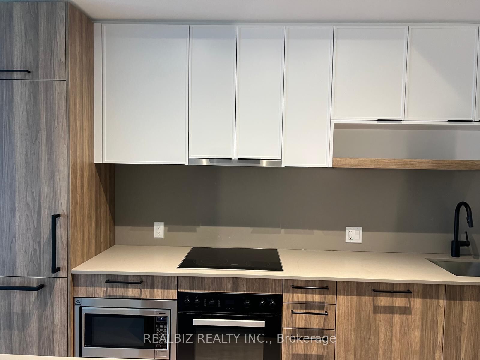 Property Photo: 91 Montclair Avenue 823 ON M5P 0B1