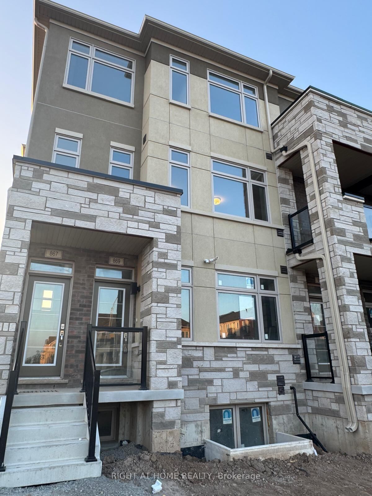 Property Photo: 869 North Waterdown Drive 44 ON L8B 1W4