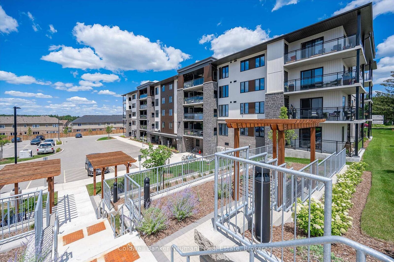 Property Photo:  104 Summit Ridge Drive 102  ON N1E 0R5 