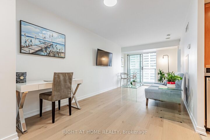 Property Photo: 8 Park Road 3116 ON M4W 3S5